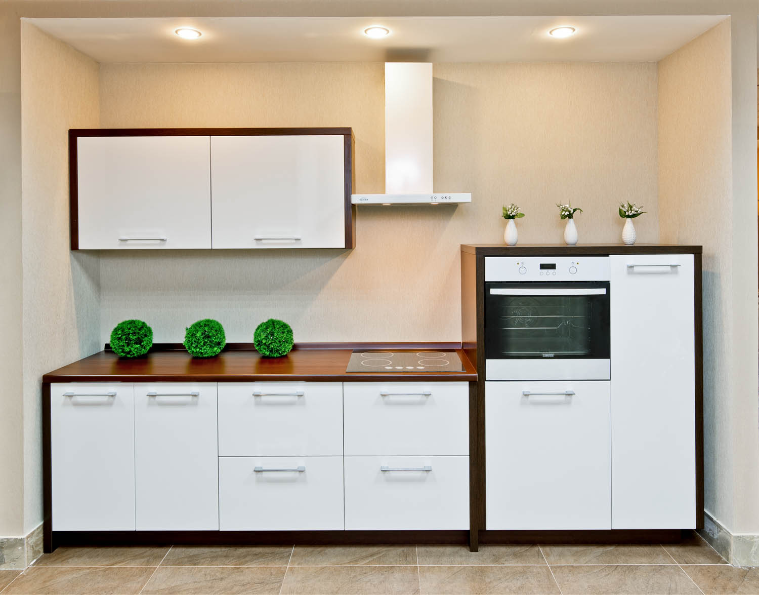 черная кухня икеа современный стиль. кухня с открытыми полками. красивые современные кухни. низкие кухни. интерьер кухня с узкими верхними шкафами.